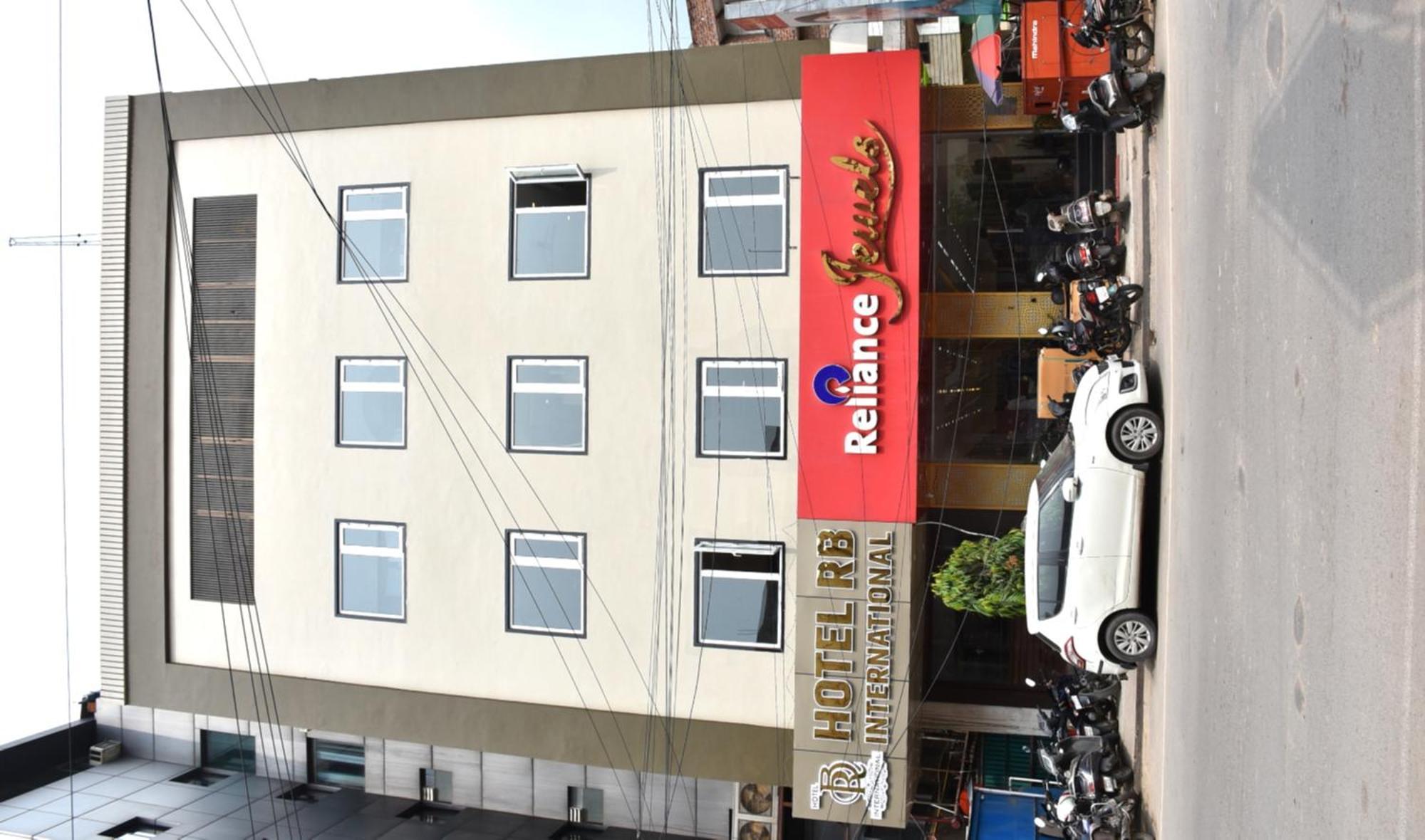 Hotel R B International Варанаси Экстерьер фото