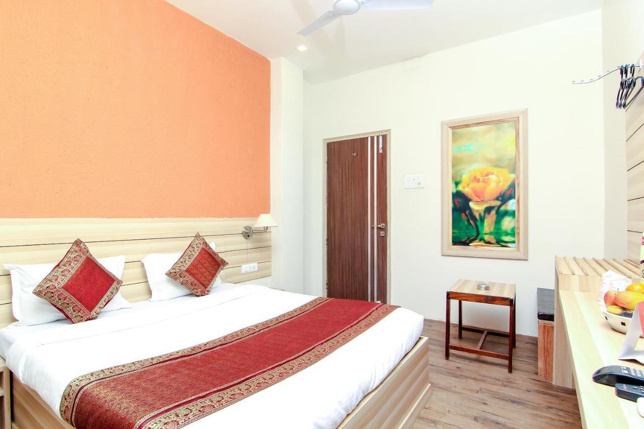 Hotel R B International Варанаси Экстерьер фото