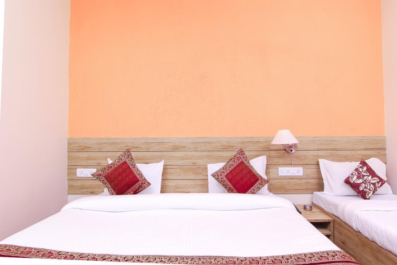 Hotel R B International Варанаси Экстерьер фото