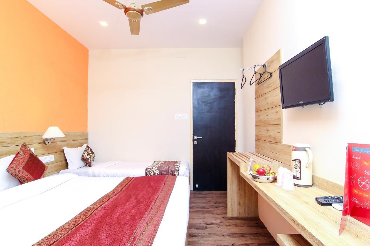 Hotel R B International Варанаси Экстерьер фото