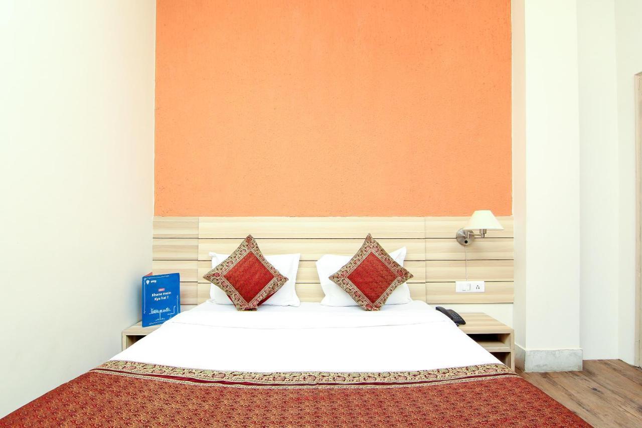 Hotel R B International Варанаси Экстерьер фото