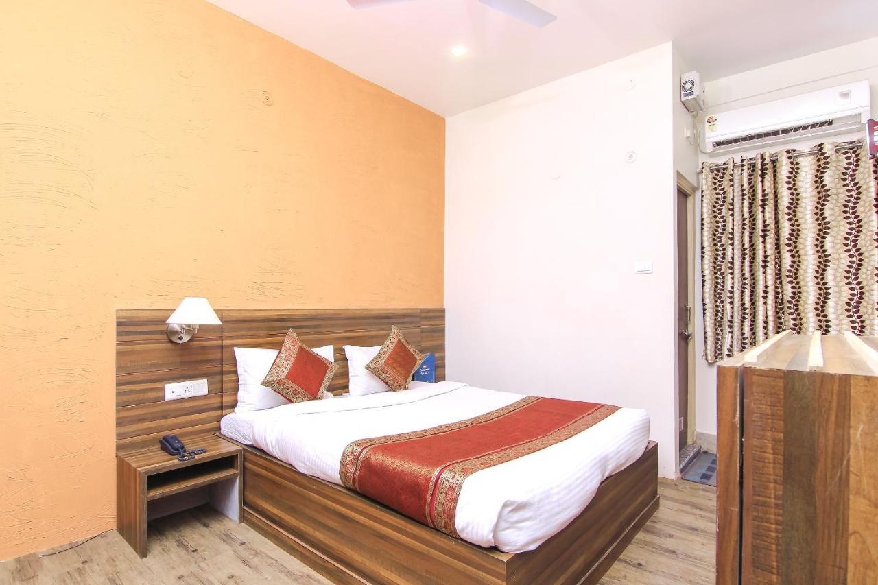 Hotel R B International Варанаси Экстерьер фото