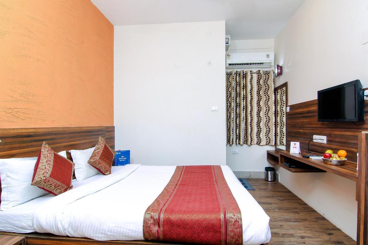 Hotel R B International Варанаси Экстерьер фото