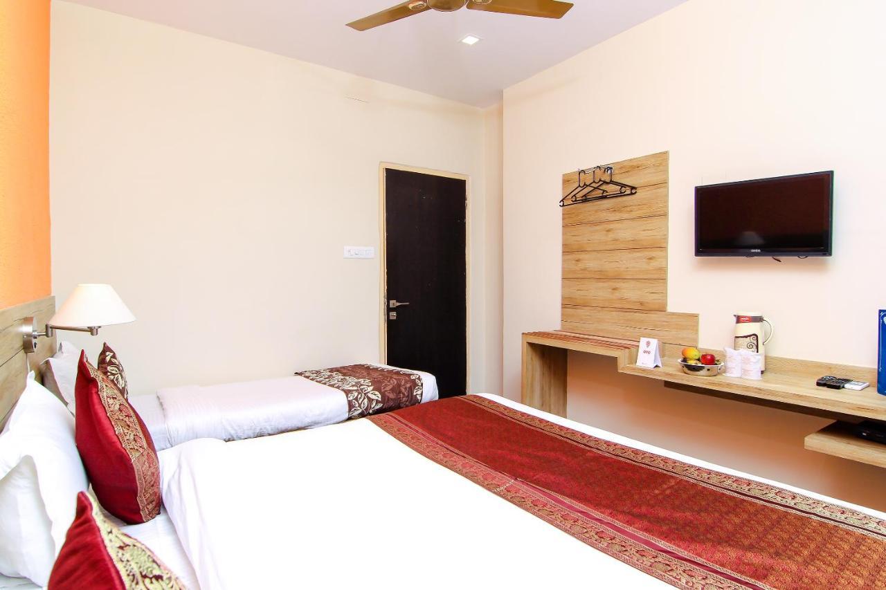 Hotel R B International Варанаси Экстерьер фото