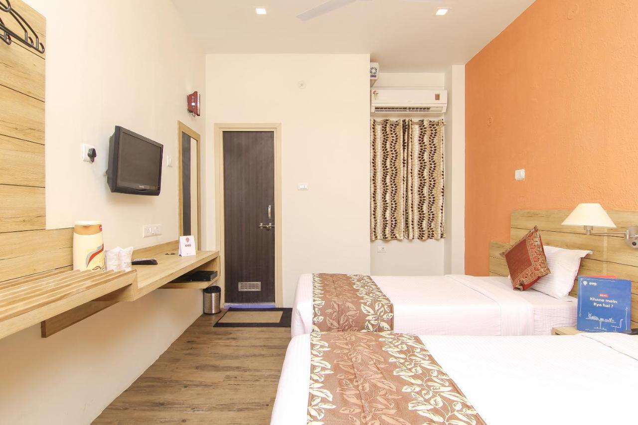 Hotel R B International Варанаси Экстерьер фото