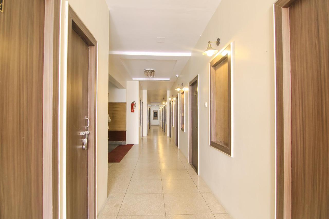 Hotel R B International Варанаси Экстерьер фото